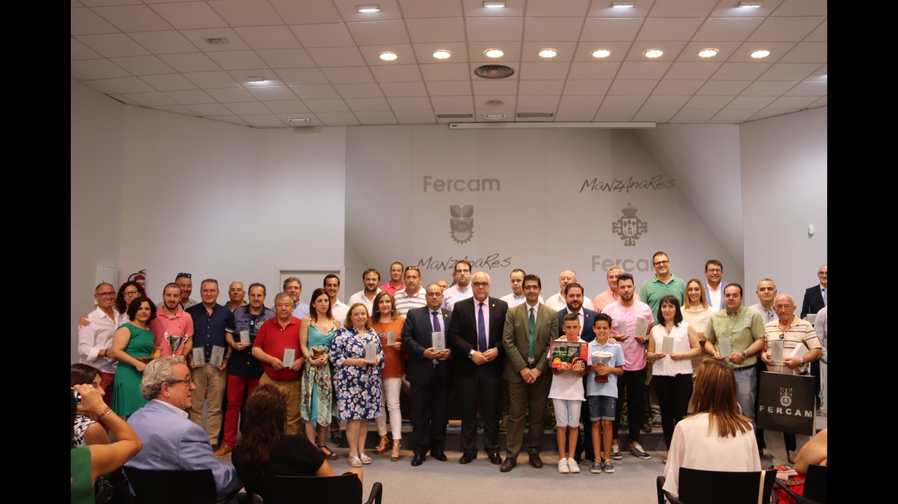 Foto de grupo de los galardonados y autoridades