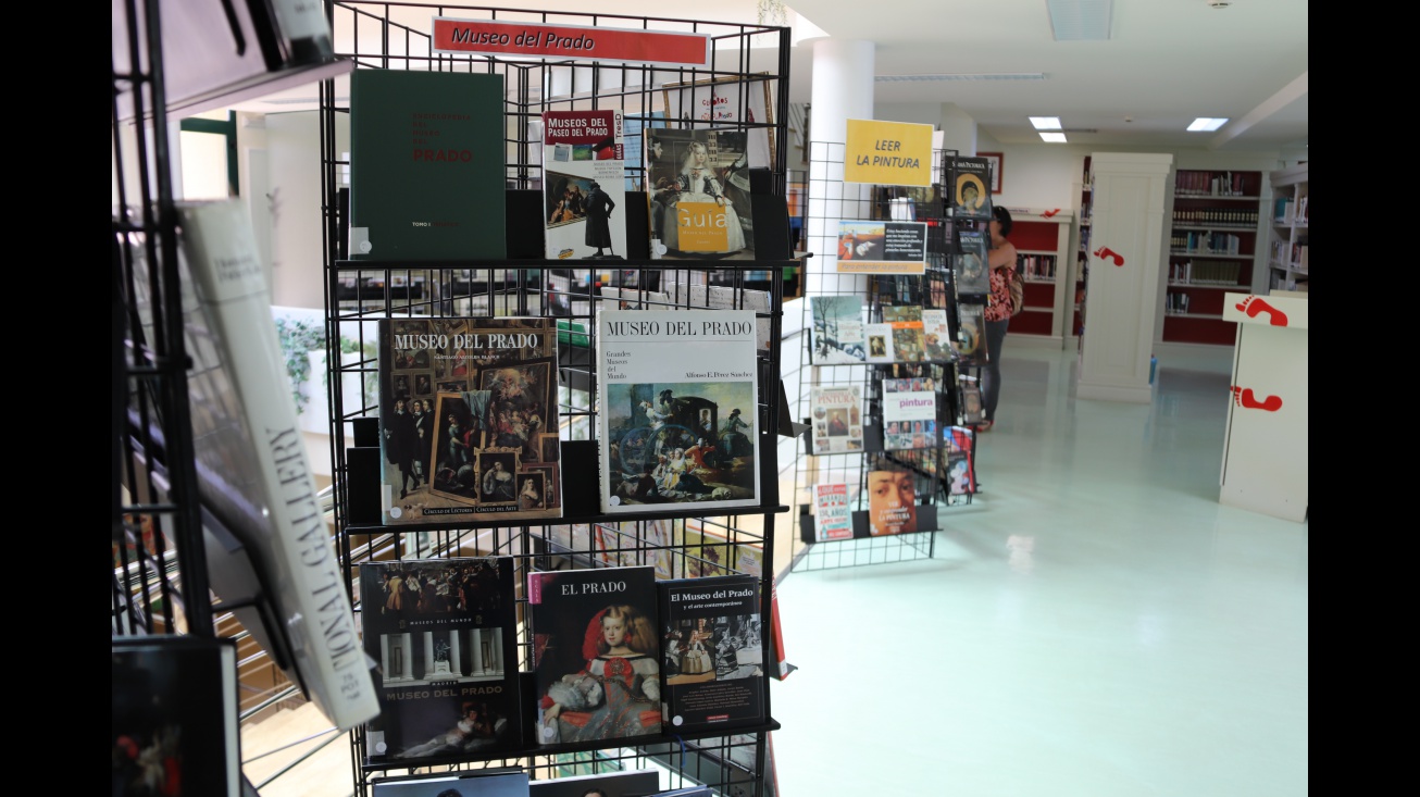 Centro de interés sobre la temática en la primera planta de la biblioteca