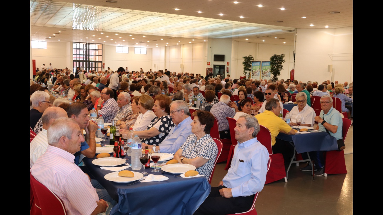 600 personas mayores en la comida de convivencia