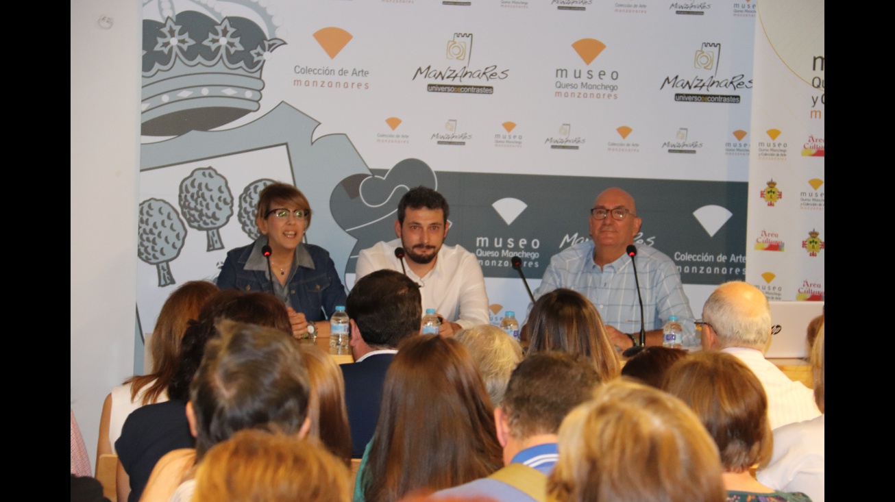 La concejala de Jornadas Medievales acompañó a Alfonso Monsalve y a Francisco Contreras en la presentación de la conferencia