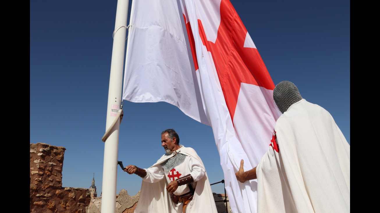 Momento del izado de la bandera