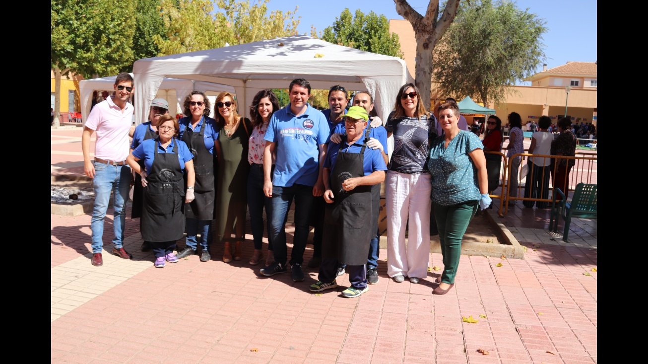 Representantes de la corporación junto a miembros de la AAVV Nuevo Manzanares y a los cocineros