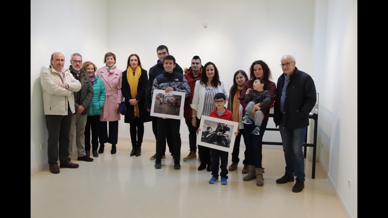 Foto conjunta de premiados con organización y familiares