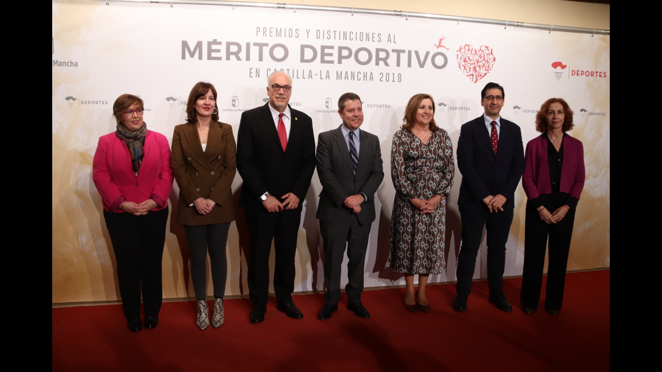 Nieva junto a Emiliano García-Page y resto de autoridades
