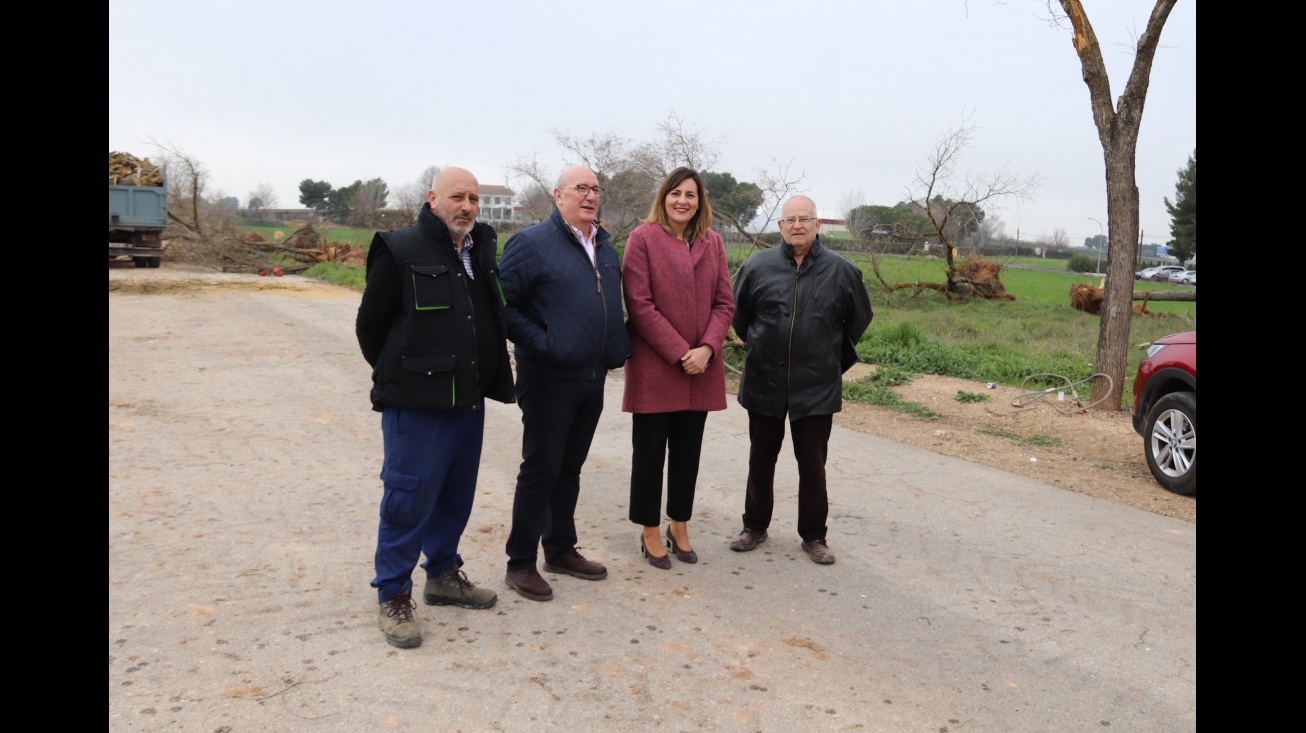 Miembros de El Zaque con la concejala de Medio Ambiente en la zona de actuación