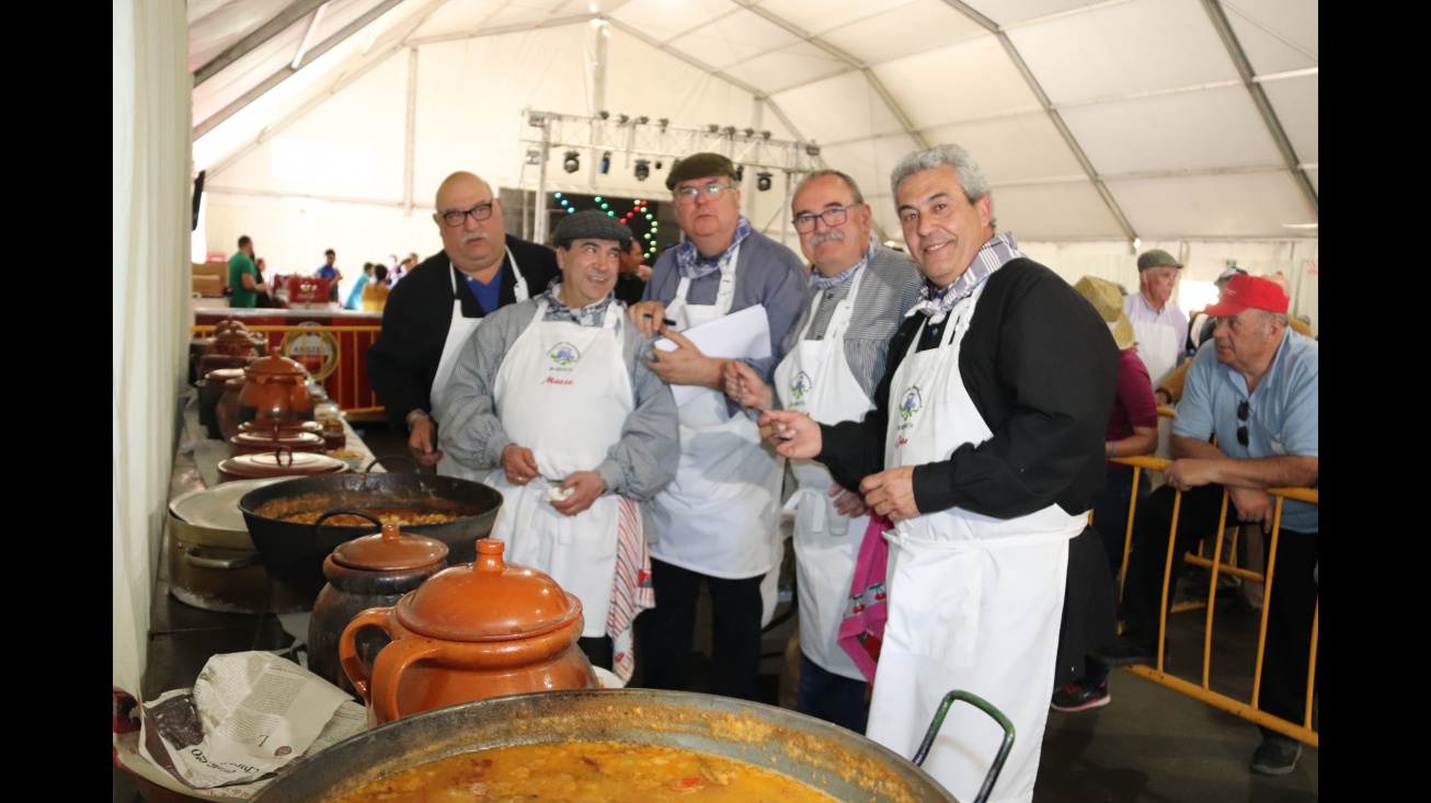 Miembros del jurado durante la degustación de los potajes