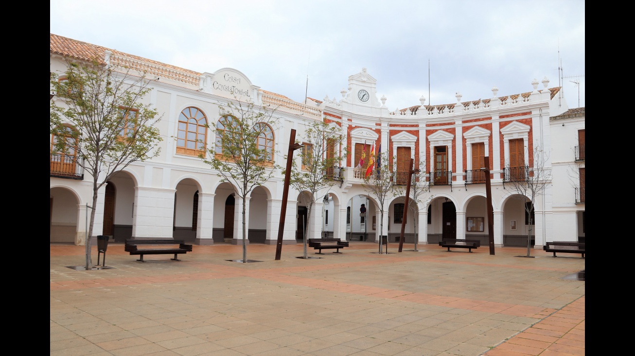 Exterior del Ayuntamiento de Manzanares este lunes 30 de marzo