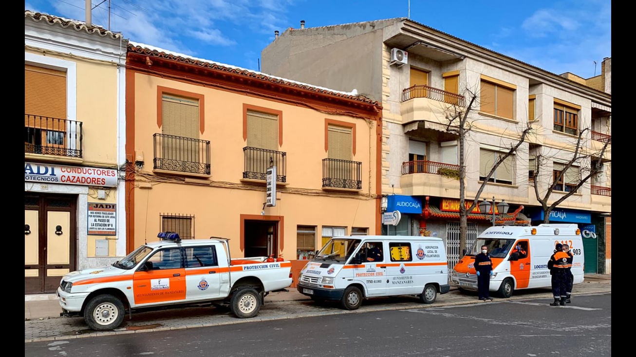 Voluntariado de Protección Civil en el centro de Manzanares en la mañana del lunes