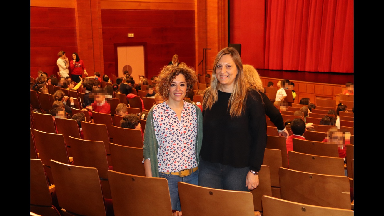 Beatriz Labián y Ángeles Morales -del Centro de la Mujer- antes de la función de títeres