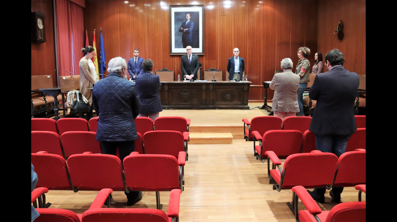 Minuto de silencio al inicio del pleno