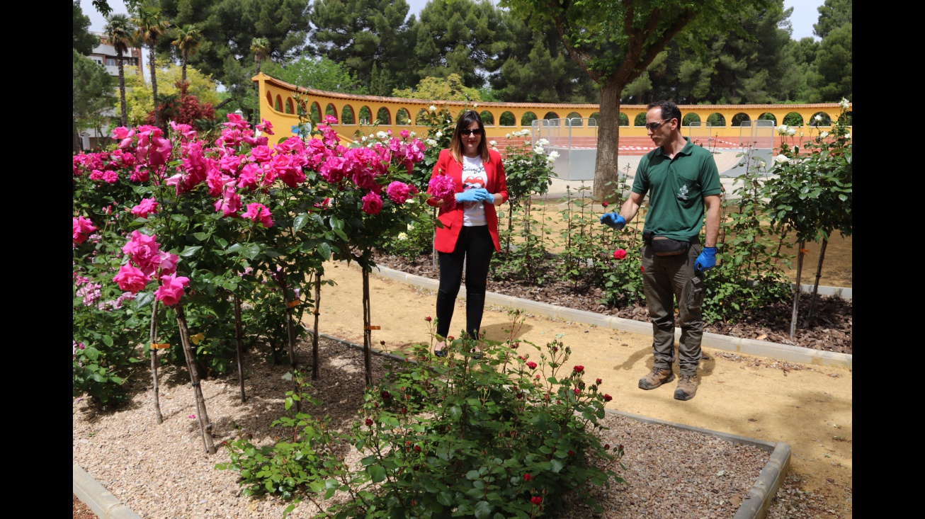 Isabel Díaz-Benito y Manuel Muñoz en la rosaleda del parque