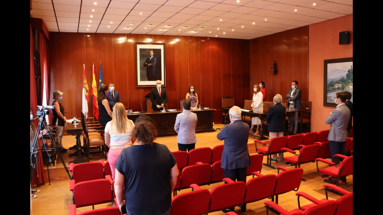 Minuto de silencio al inicio del pleno