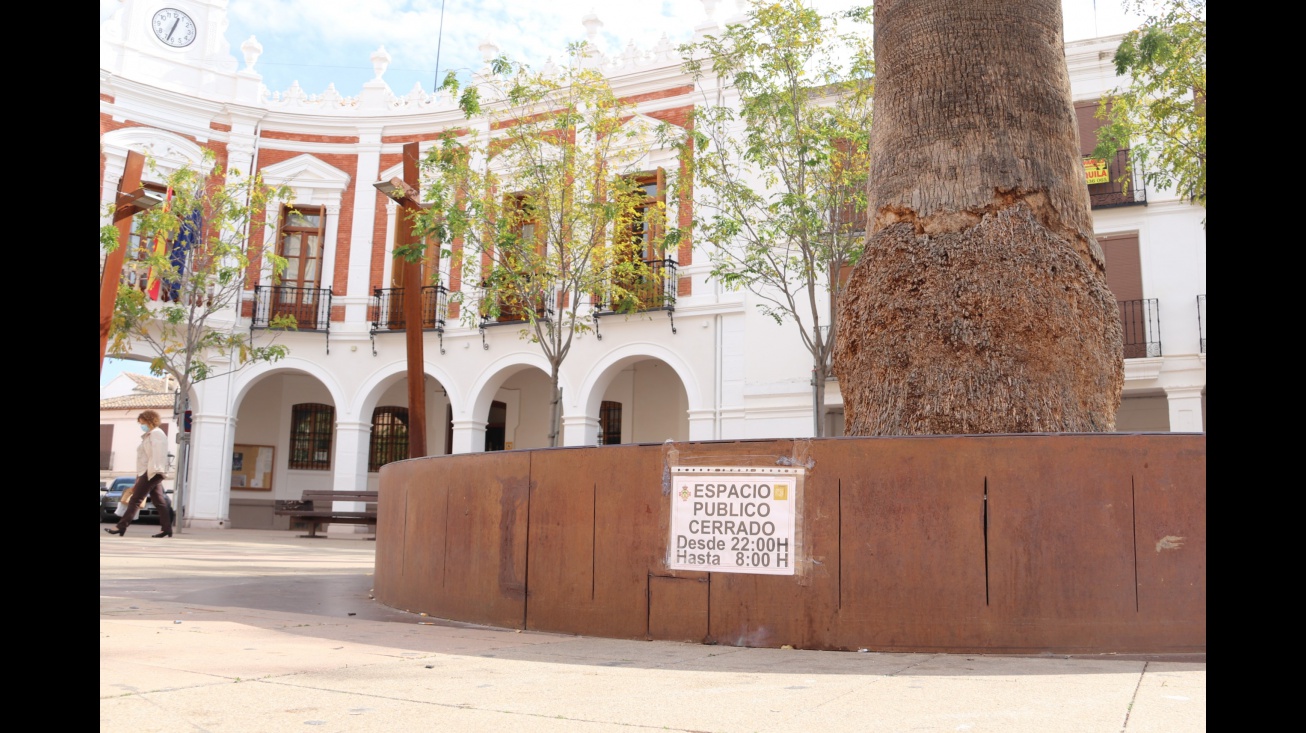 Aviso del horario de apertura en parques y plazas