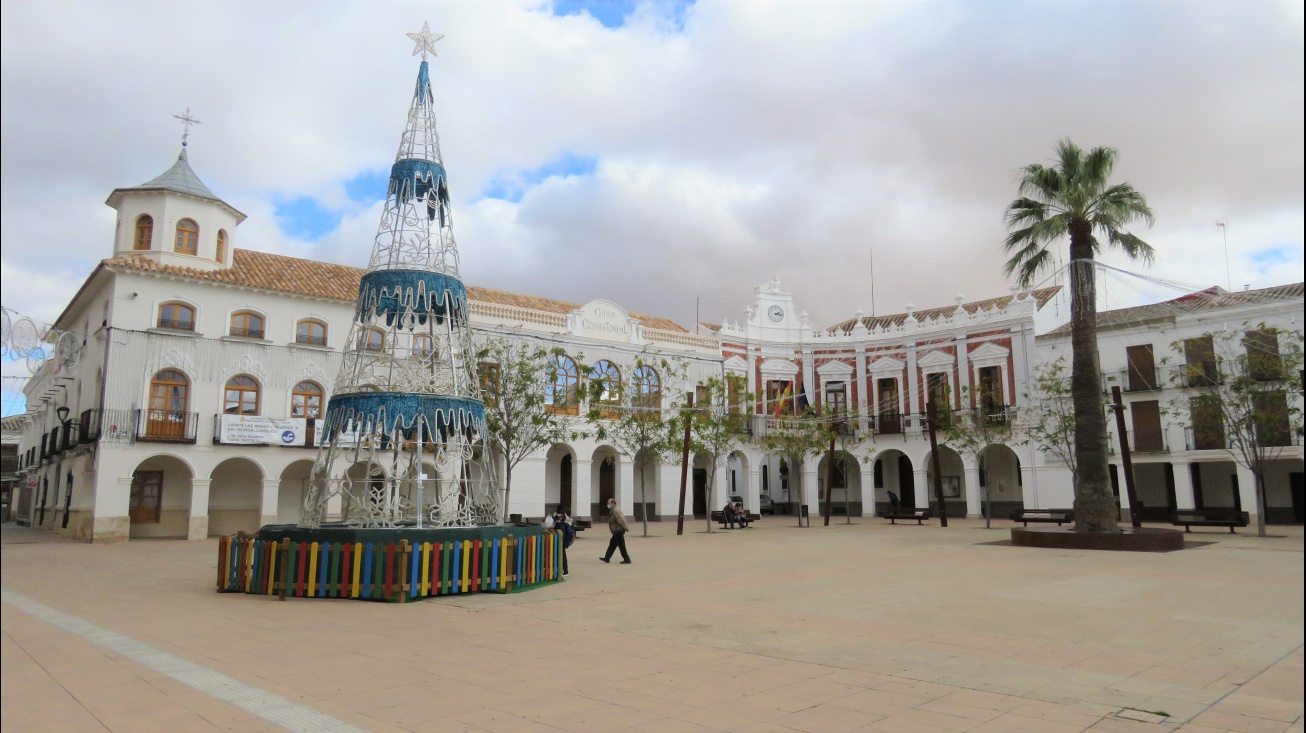 Plaza de la Constitución con el Ayuntamiento al fondo