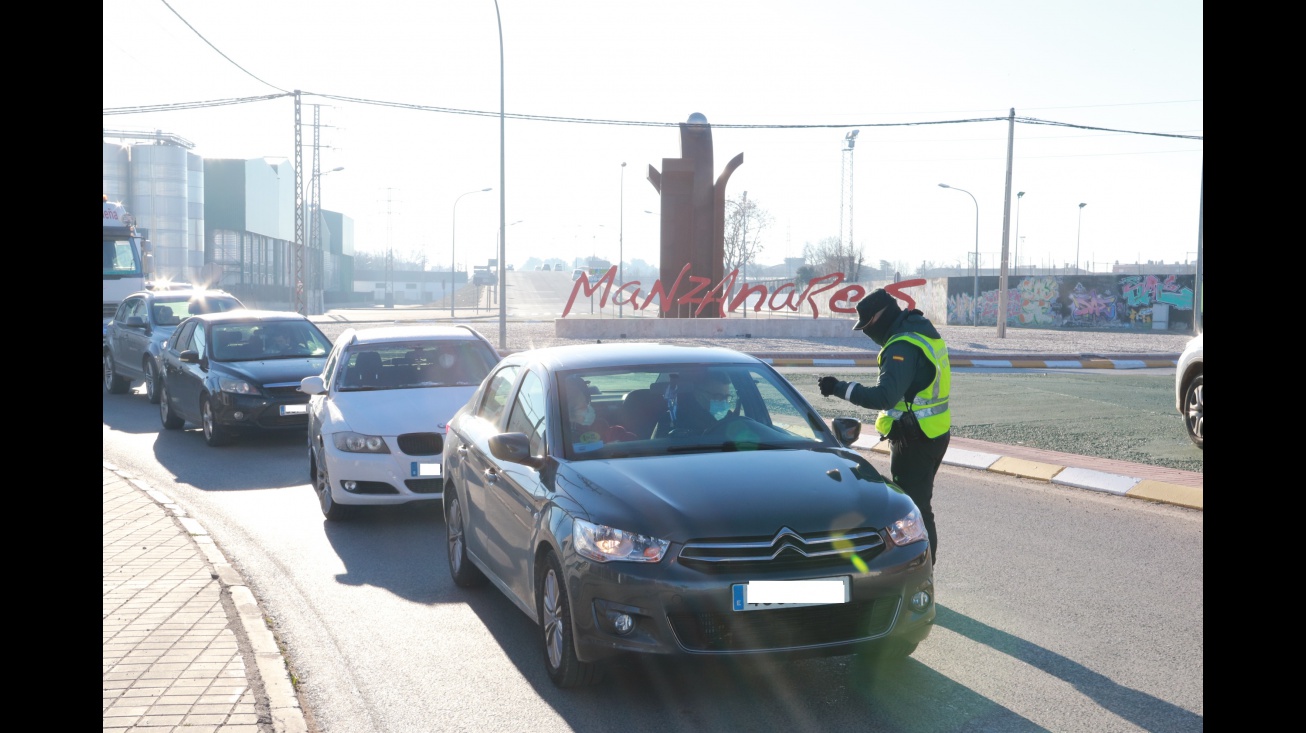 Control de la Guardia Civil a la salida de Manzanares en el Vial del Polígono