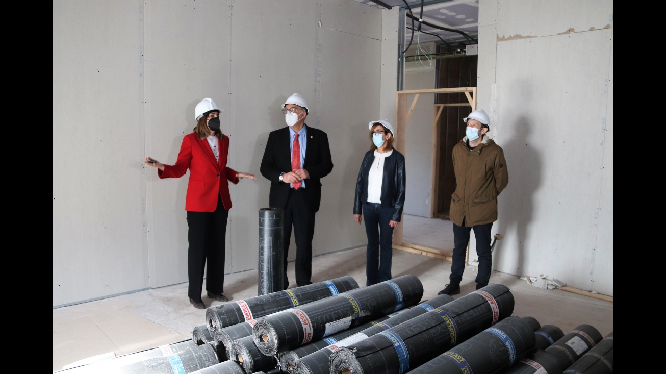 Visita a las obras de una de las aulas en fase de aislamiento acústico