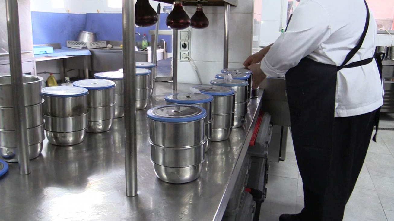 Preparación de los termos con las comidas en el restaurante Saga