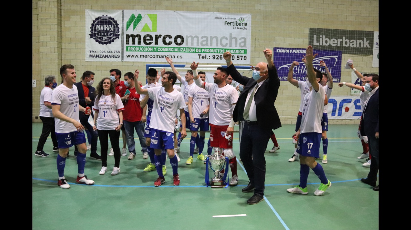 Nieva celebra el ascenso junto a los jugadores