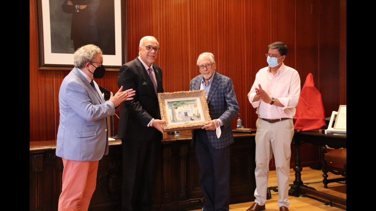 Rafael Botí Torres entrega el cuadro de su padre al alcalde de Manzanares