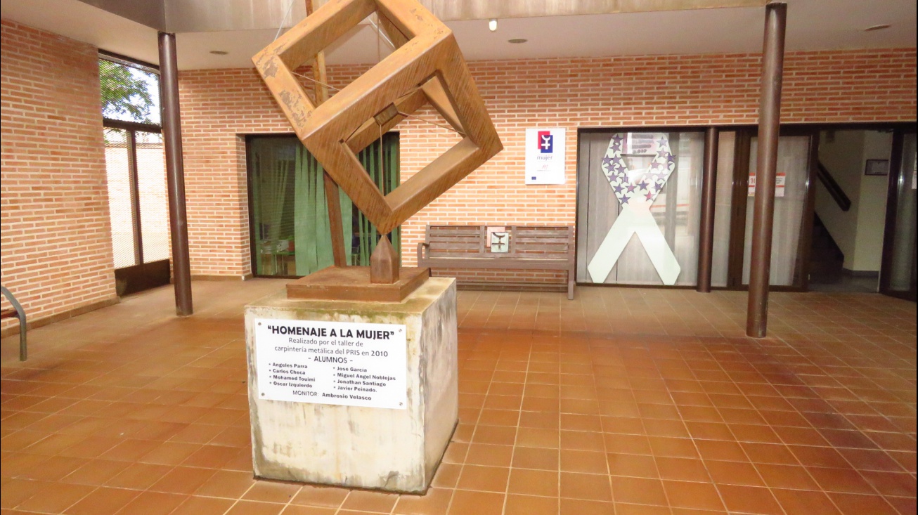 Patio de entrada del Centro de la Mujer