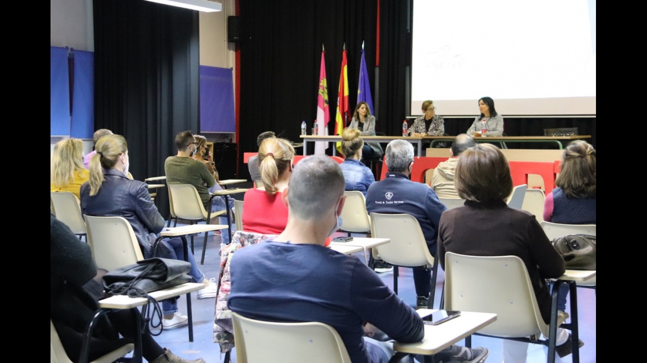 Polo Fernández-Arroyo, Isabel Quintanilla y María Criado. Escuela de familias IES Azuer