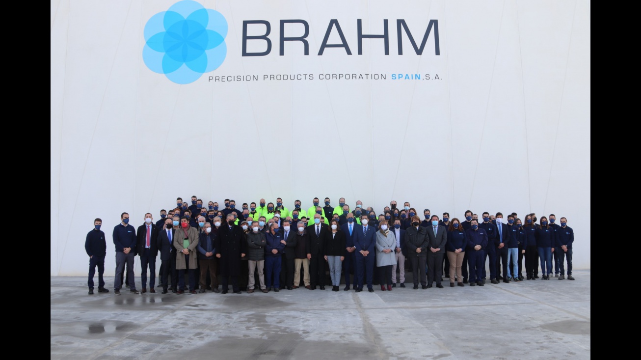 Foto conjunta de autoridades con la plantilla de Brahm