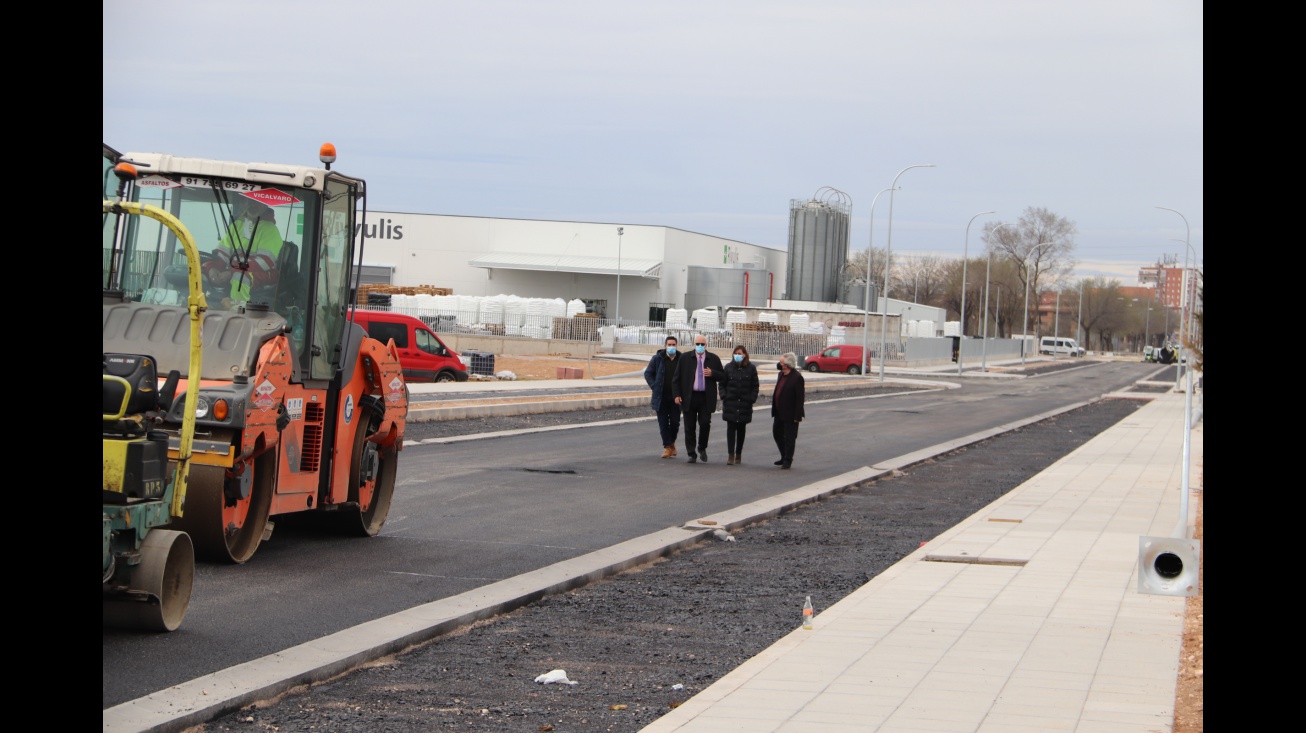 Visita a las obras de asfaltado del vial del Sector 5