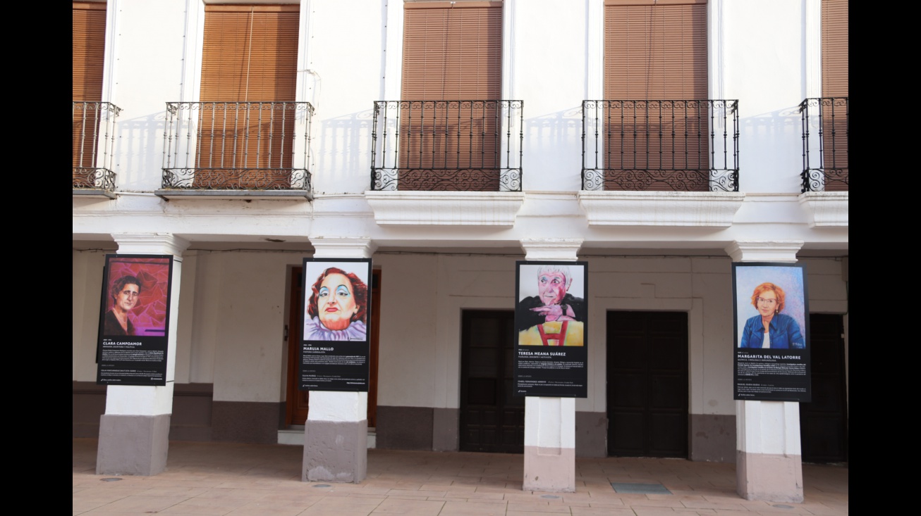 Imagen de la exposición Mujeres X Mujeres instalada en marzo de 2021 en Manzanares