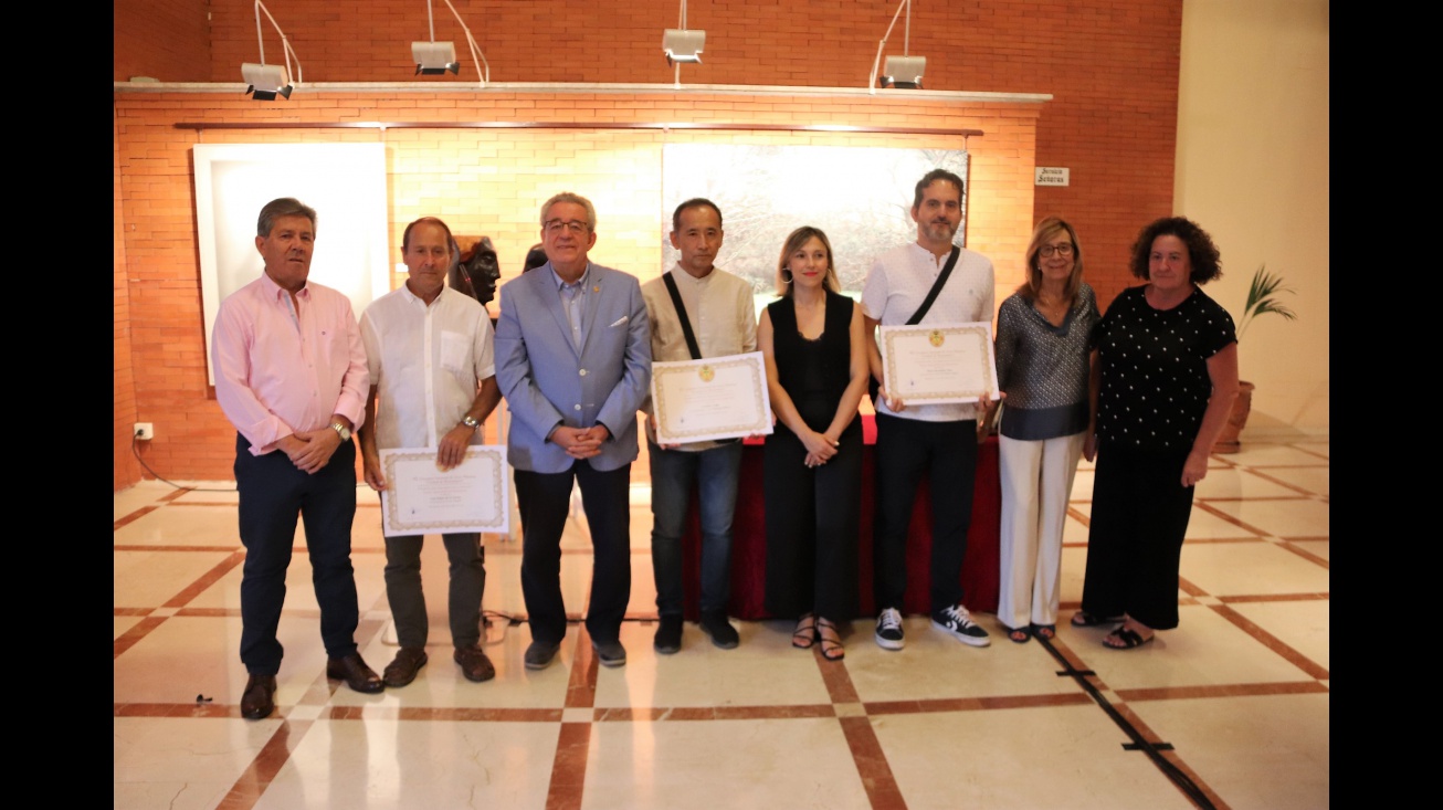 Ganadores con sus diplomas junto a miembros de la Corporación Municipal