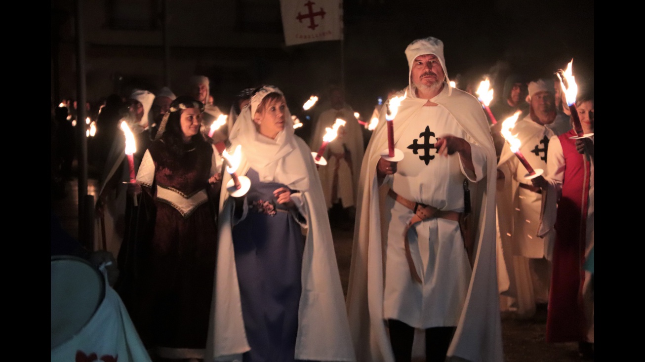 El Comendador junto a autoridades durante la procesión de las antorchas