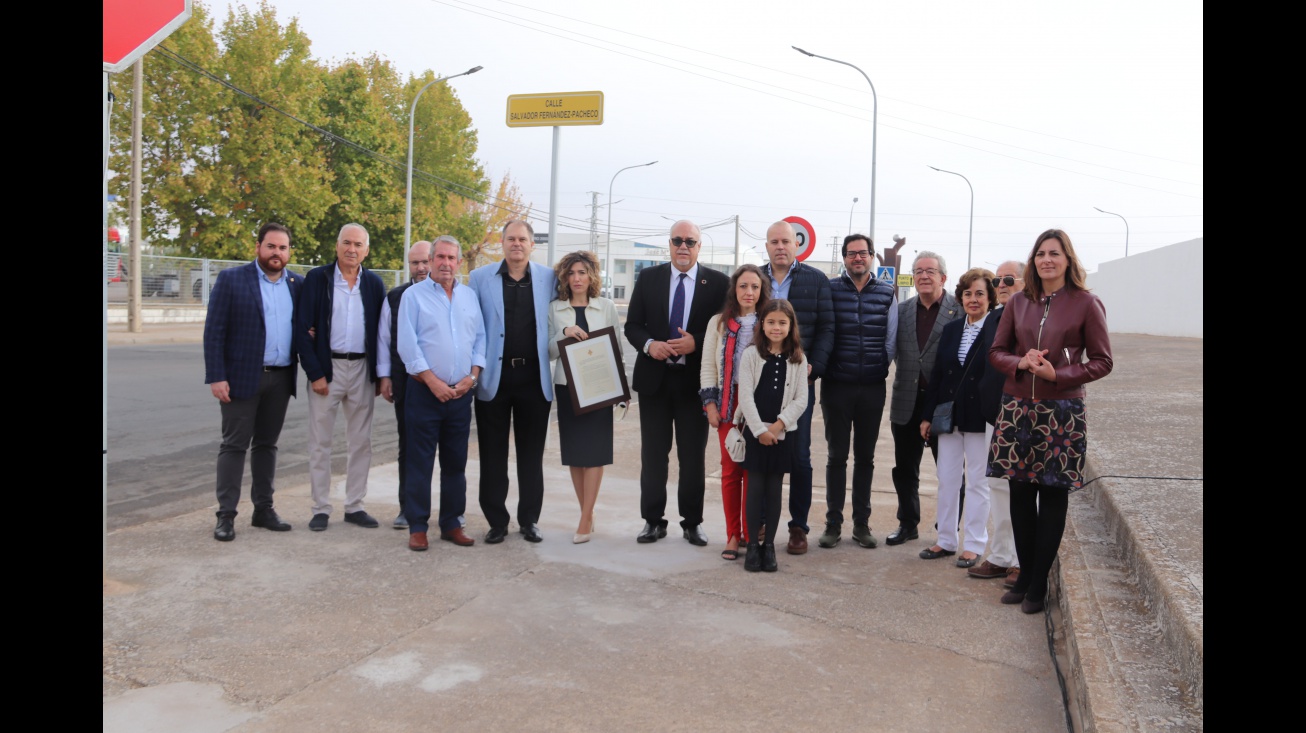 Autoridades con familiares e invitados junto a la placa de la calle Salvador Fernández Pacheco