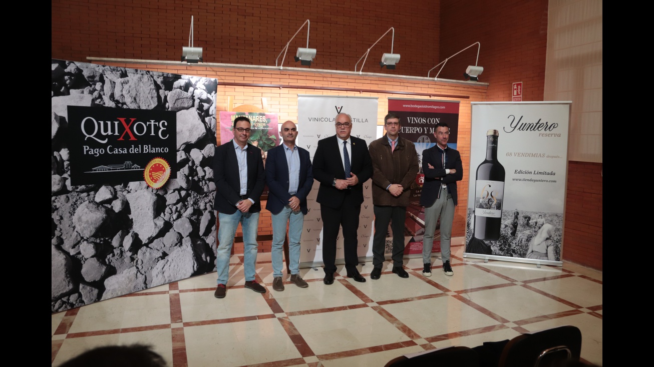 Julián Nieva con representantes de las bodegas manzanareñas