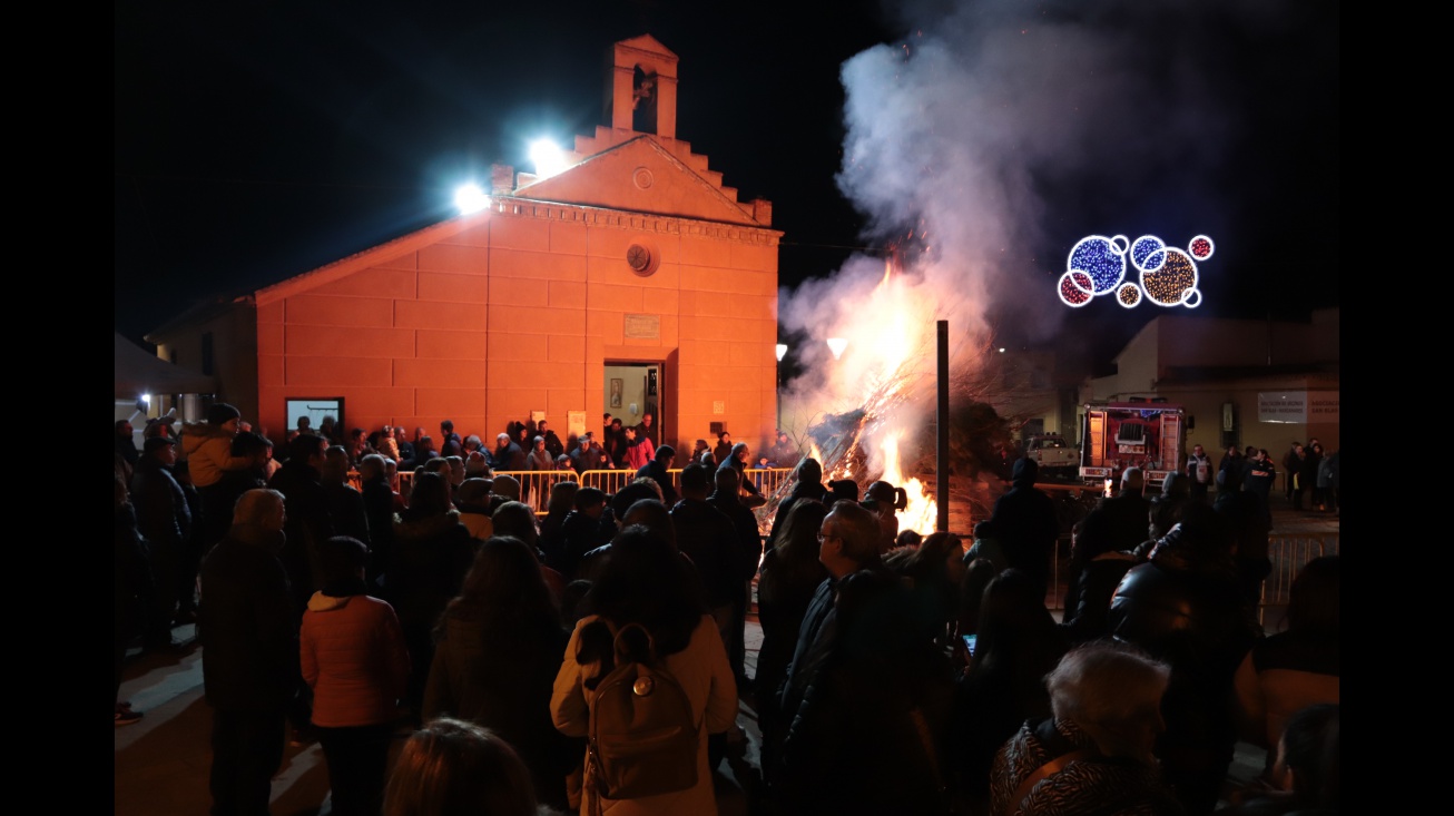 La hoguera congregó a bastantes personas frente a la ermita de San Blas