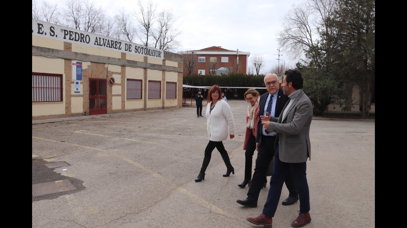 Llega de Julián Nieva e Isabel Quintanilla al instituto junto al director y jefa de estudios