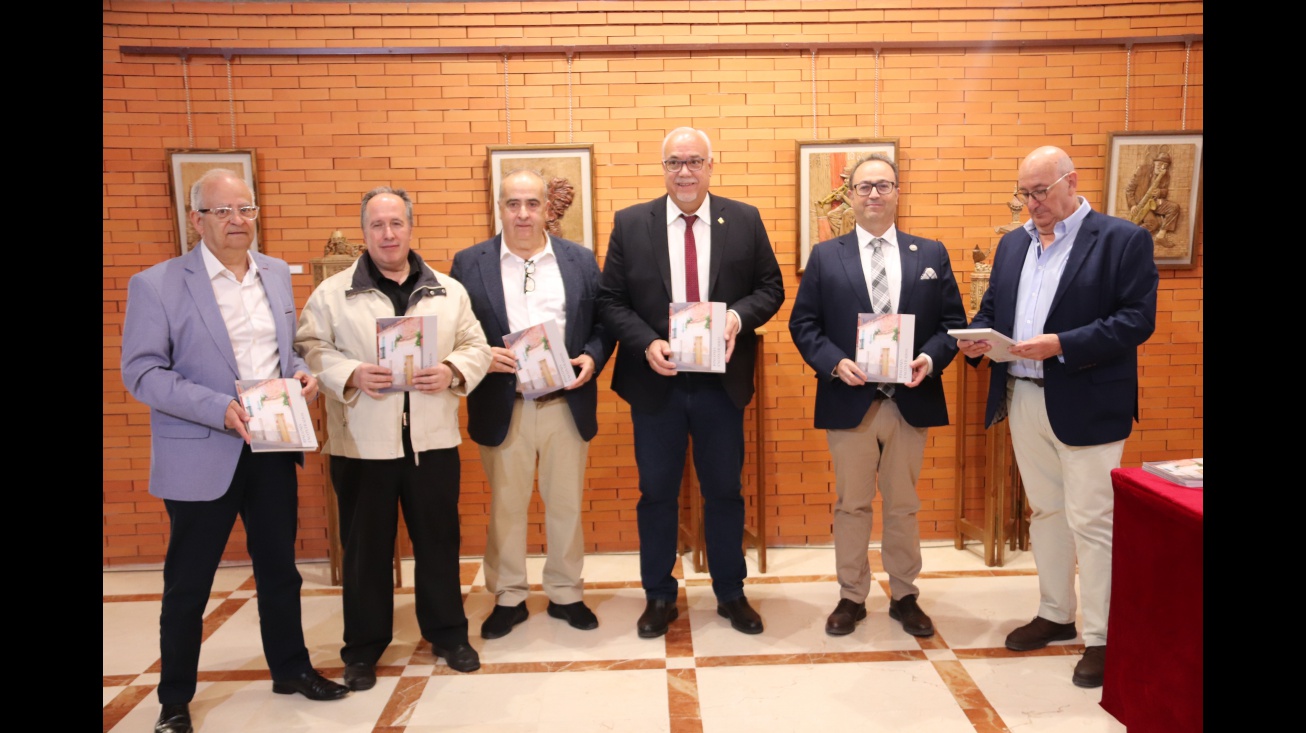 Miembros de El Zaque junto al alcalde de Manzanares en la presentación del libro catálogo