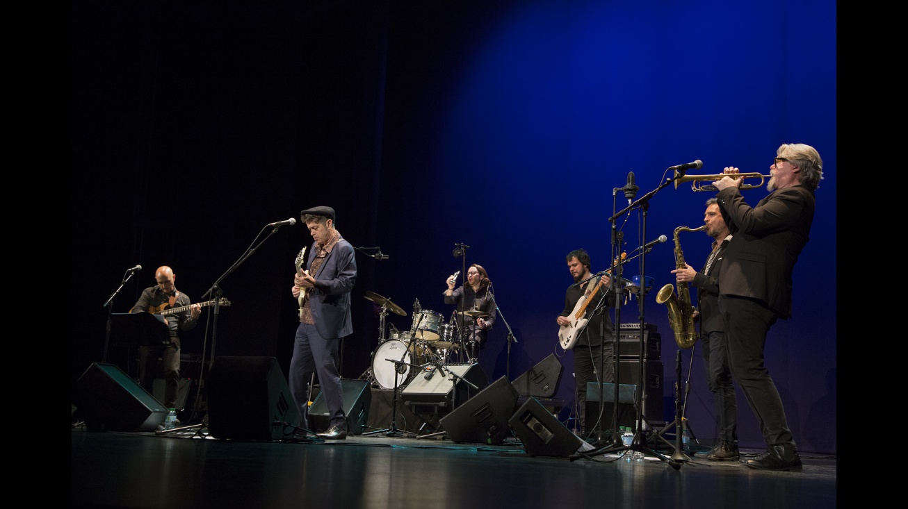 Santiago Auserón y su Academia Nocturna durante el concierto en fotografía de Carlos Caba