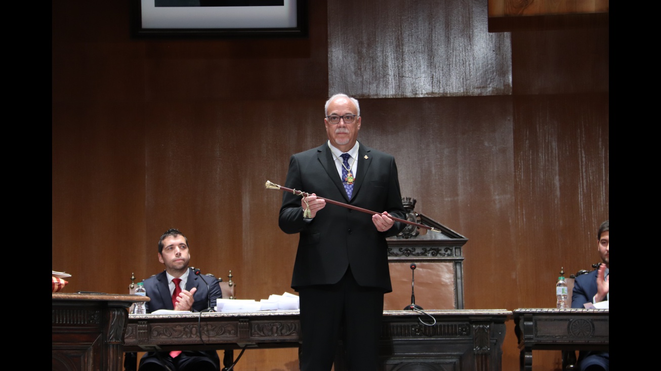 Julián Nieva tras recibir por tercera vez el bastón de mando 