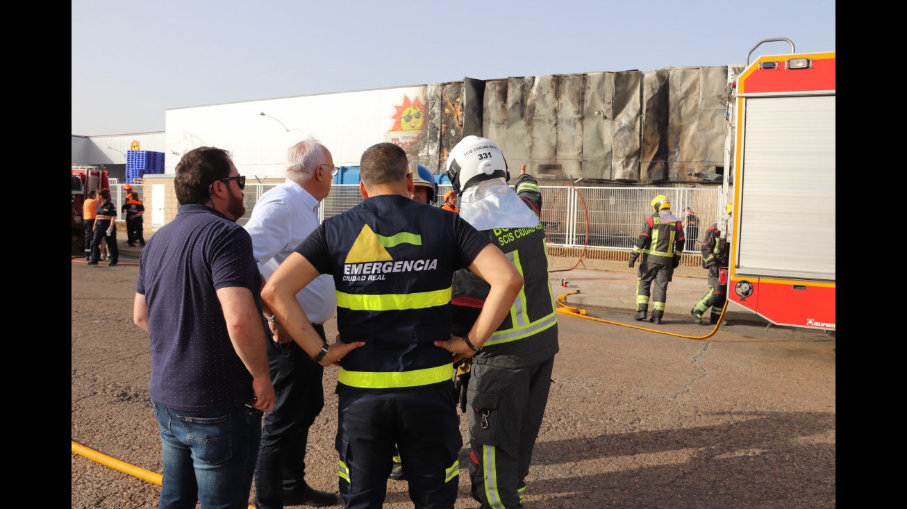 Los bomberos explican al alcalde el alcance del incendio