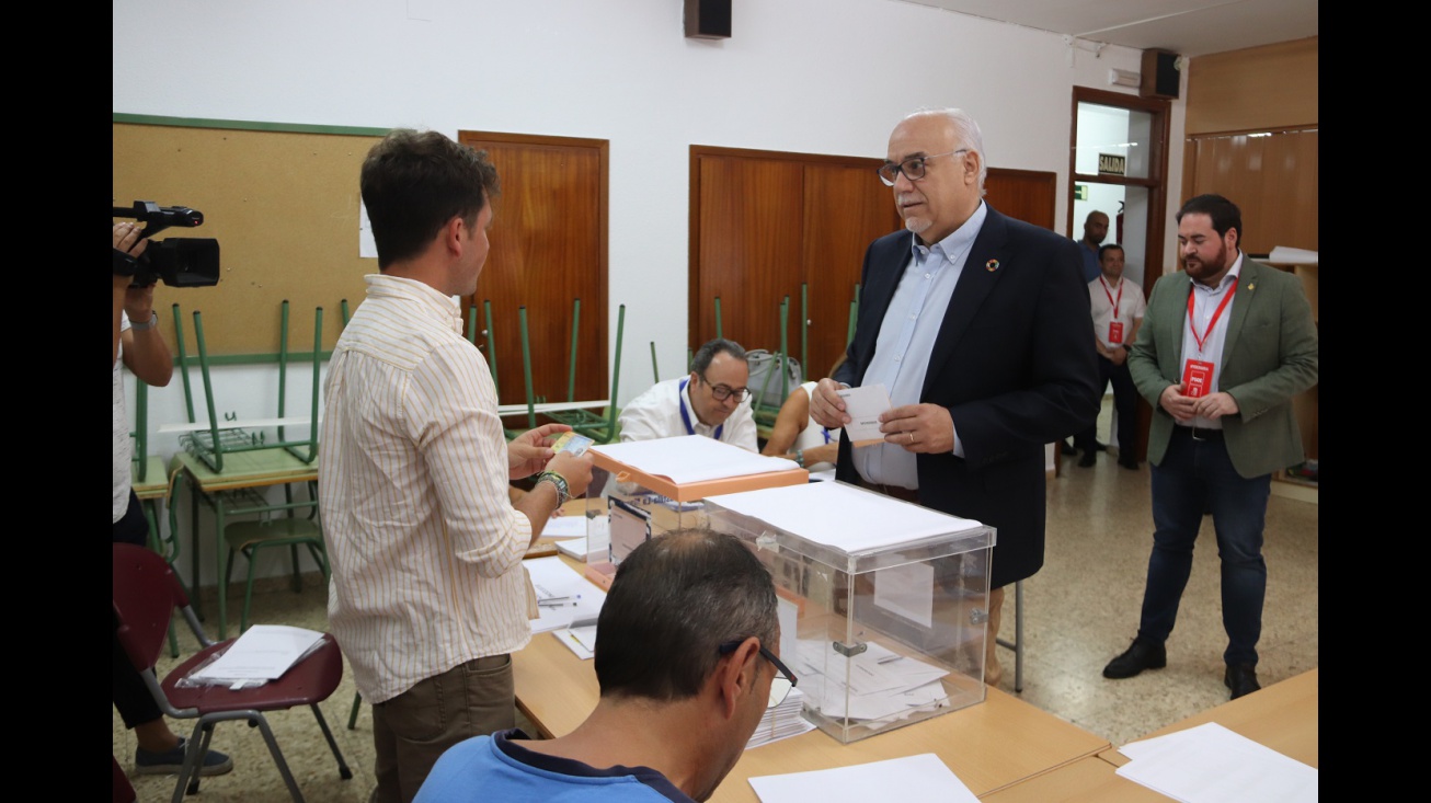 Julián Nieva votando el 23J de 2023