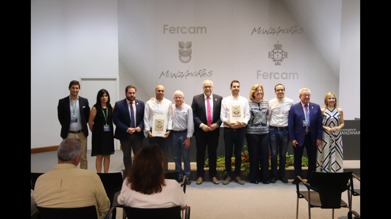 Foto conjunta de autoridades y galardonados