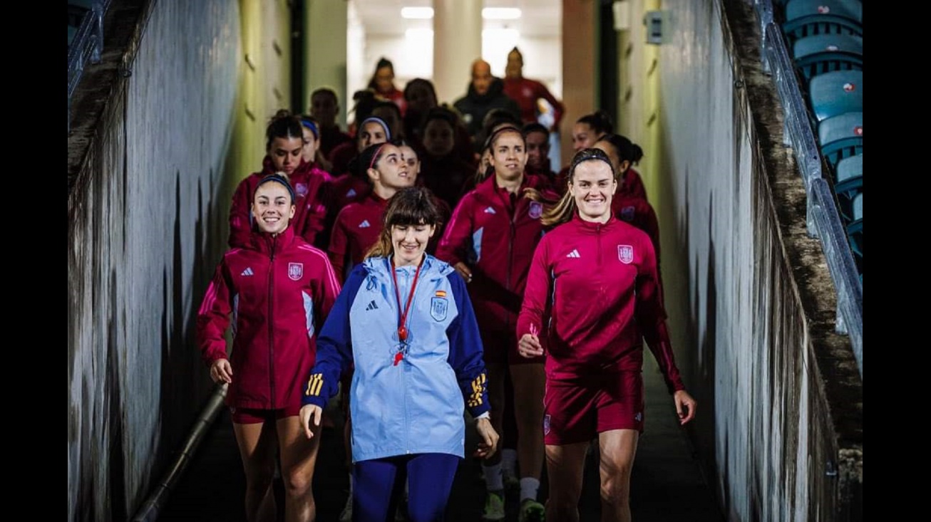 Blanca Romero al frente de las jugadoras antes de un entrenamiento de la Selección Española