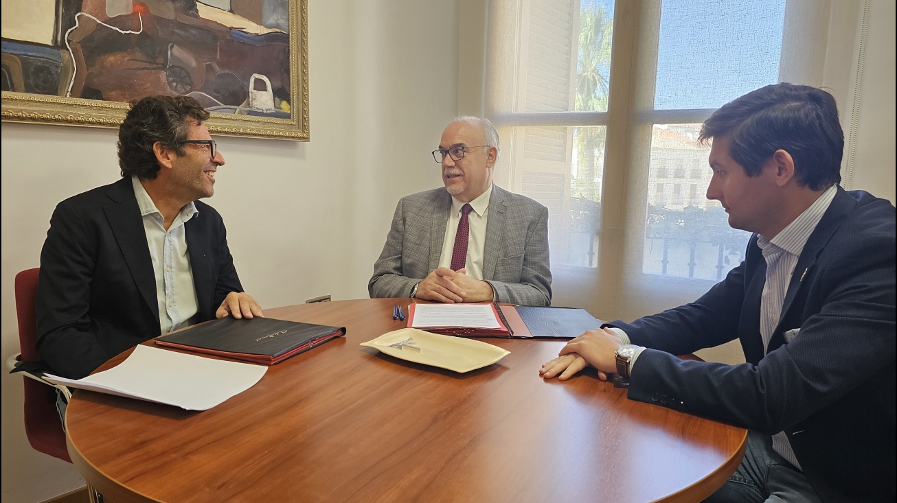 Encuentro en la Alcaldía entre Benítez y el alcalde junto al concejal de Juventud