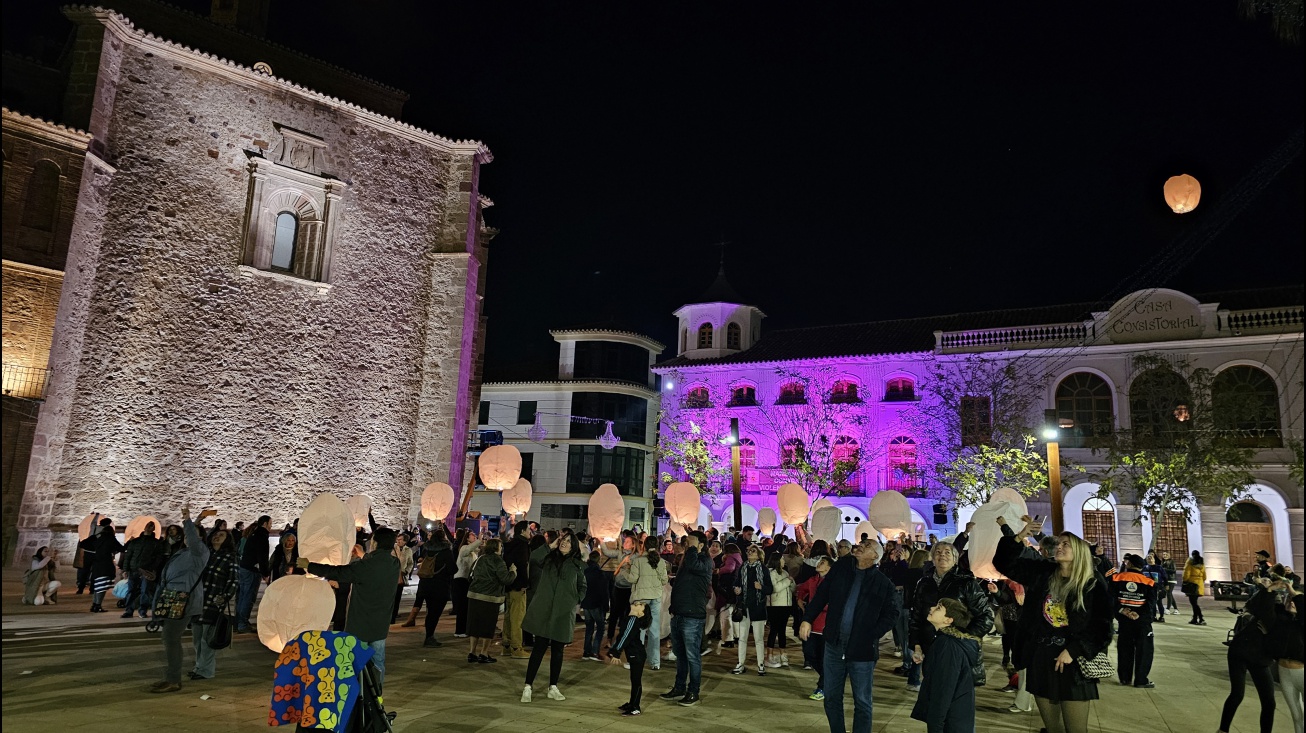 El acto concluyó con el lanzamiento de farolillos voladores de homenaje a las víctimas