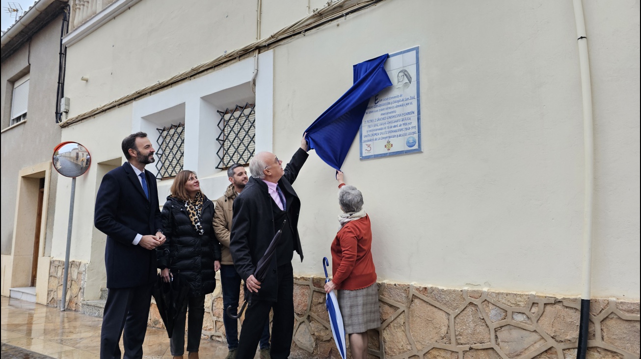 Julián Nieva descubre la cerámica mural