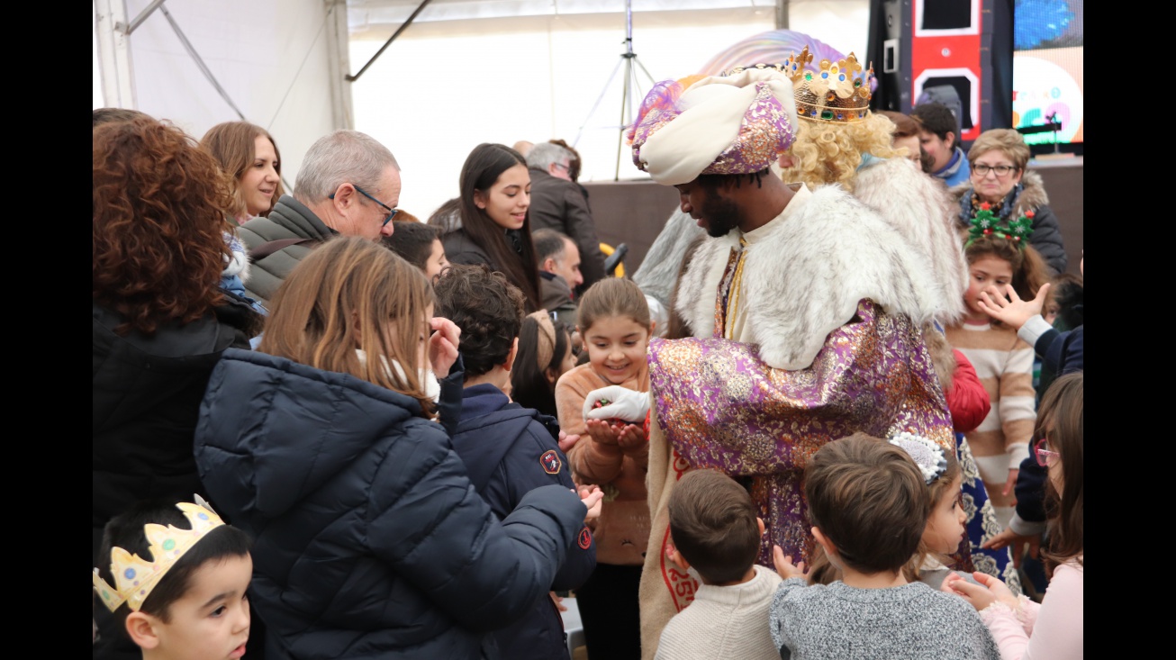 Imagen del saludo de los Reyes Magos en la carpa de La Pérgola en 2023