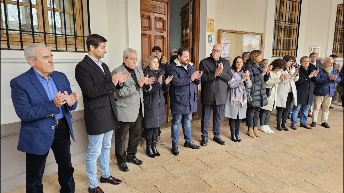 El minuto de silencio ha terminado con un aplauso de los asistentes