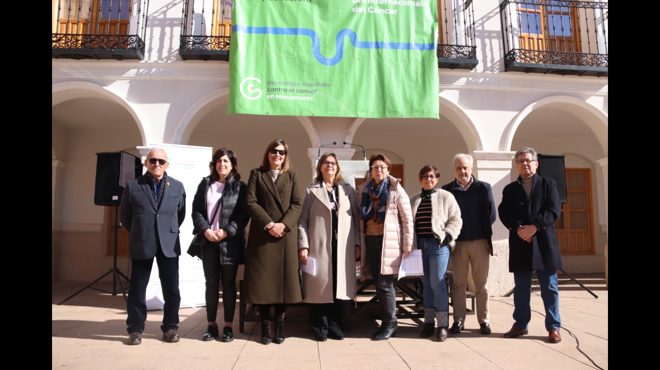 Miembros de la AECC junto a representantes de la Corporación Municipal