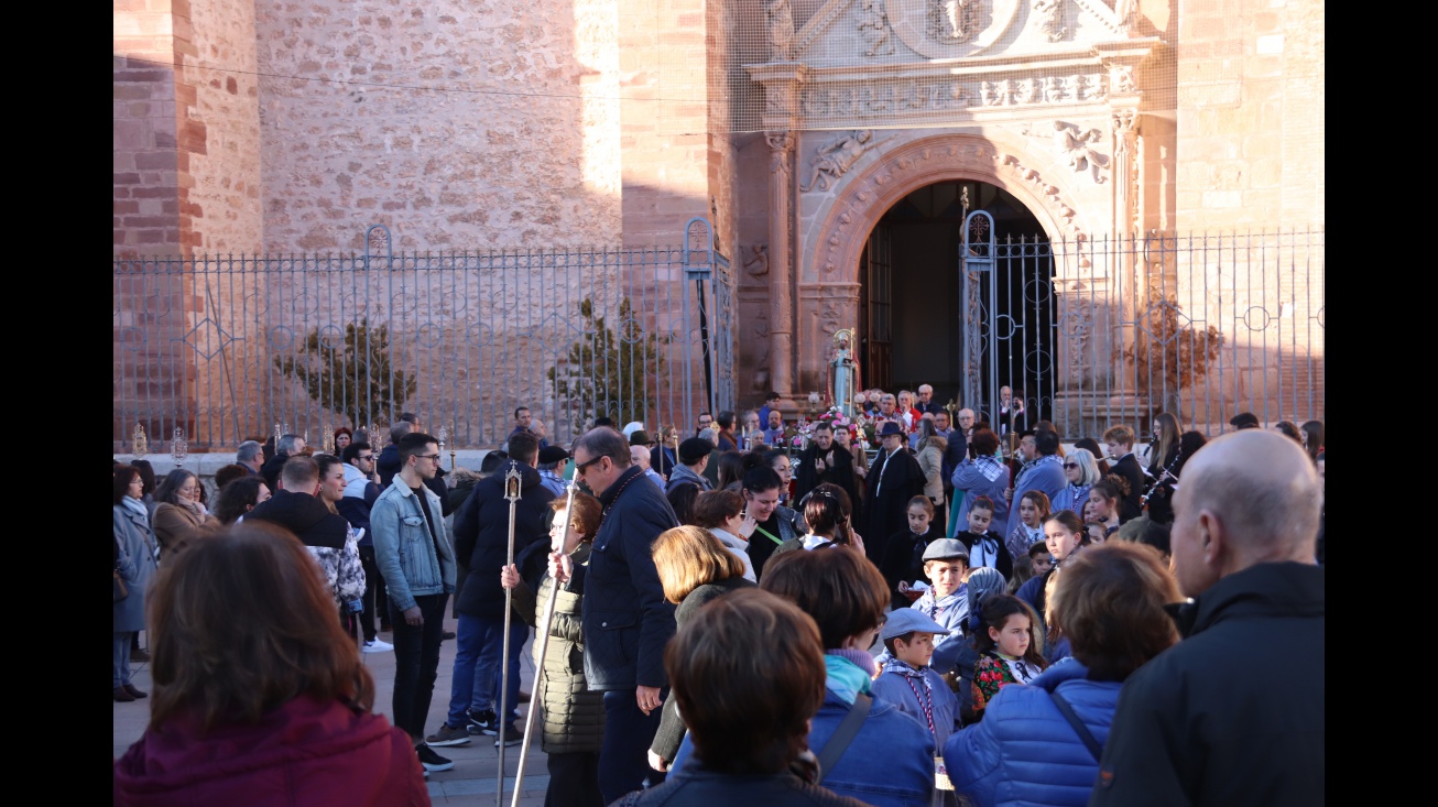 Salida de la procesión de San Blas desde la iglesia de la Asunción