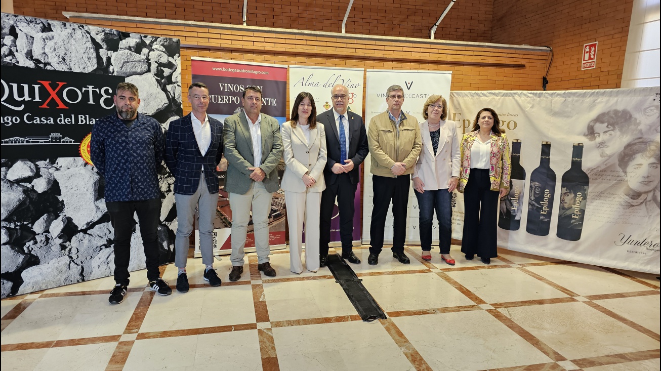 Representantes institucionales y de las bodegas manzanareñas