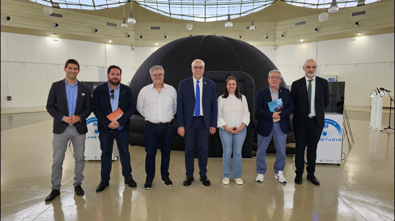 Autoridades y promotor junto al planetario